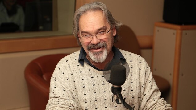 Jean Marc Dalpé devant un micro.