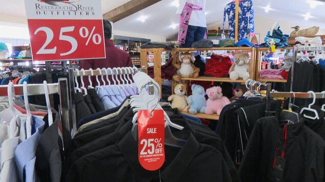 Des vêtements à 25 % de rabais dans une boutique.