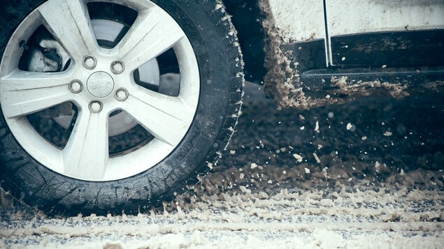 Les pneus d'hiver sont l'option la plus sécuritaire pour circuler lorsque la température descend en deçà de 7 degrés Celsius.