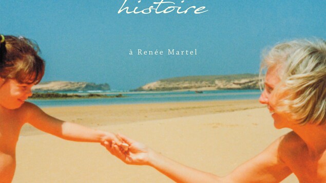 Pochette de l'album « C'est notre histoire » montrant Renée Martel, sur une plage, qui tend la main à sa fille alors bébé.