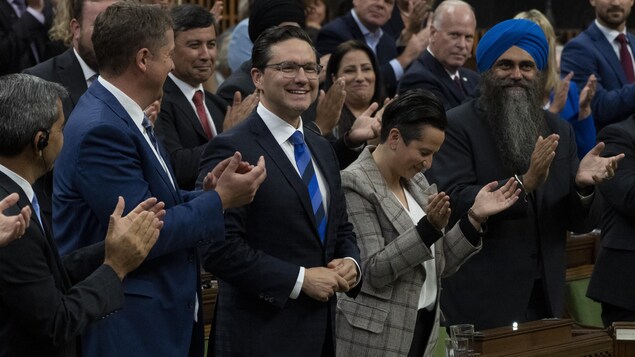ترحيب ببيار بواليافر (وسط الصورة) كزعيم جديد لحزب المحافظين أمس في مجلس العموم مع افتتاح دورة برلمانية جديدة بعد العطلة الصيفية.