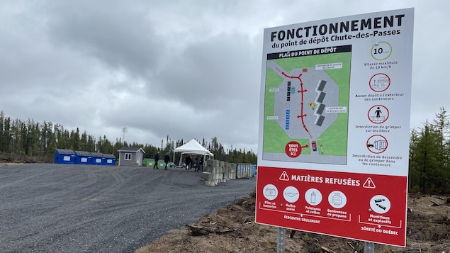 Une pancarte donne des indications à l'entrée du site.