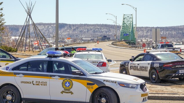 Des policiers devant le pont interprovincial