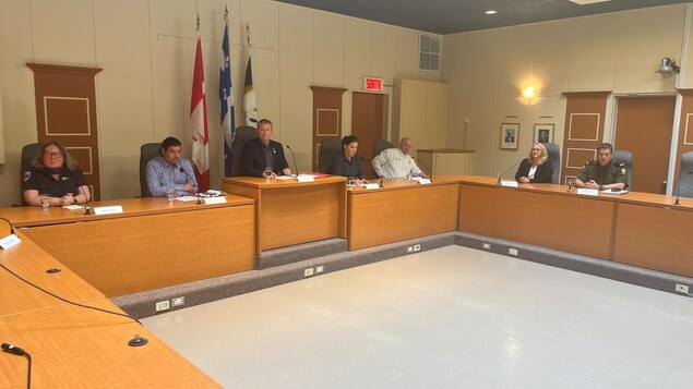 Les membres de la cellule de crise dans la salle du conseil de la Ville de Sept-Îles.