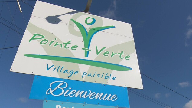 Enseigne qui souhaite la bienvenue à Pointe-Verte, « village paisible ».
