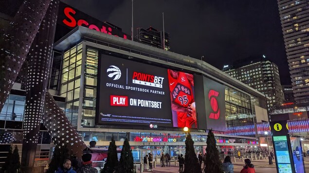 L'affiche de PointsBet Canada sur un grand écran à Toronto.
