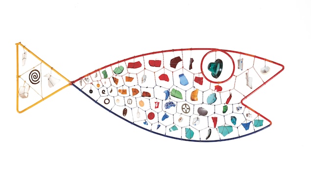Une sculpture métallique en forme de poisson, signée Alexander Calder. Une sculpture métallique en forme de poisson, signée Alexander Calder.