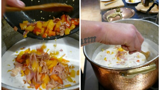 On verse le mélange de poivrons et de bacon dans la soupe aux champignons. On verse le mélange de poivrons et de bacon dans la soupe aux champignons.