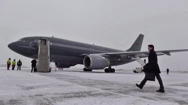 Le premier ministre en route vers son avion CC-150 Polaris.