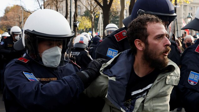 COVID-19 : l’Autriche se confine, la colère gronde en Europe