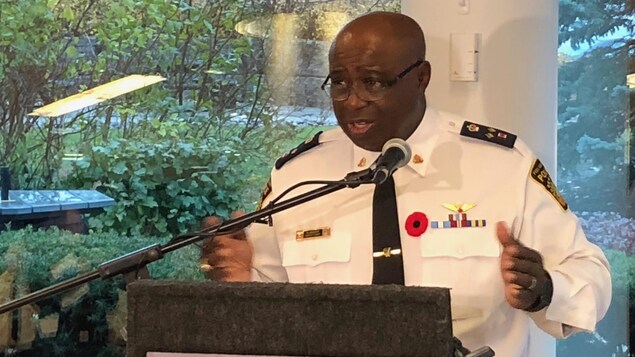 On voit le chef-adjoint de la Police régionale de Peel, Marc Andrews, en conférence de presse à Mississauga. On voit le chef-adjoint de la Police régionale de Peel, Marc Andrews, en conférence de presse à Mississauga.