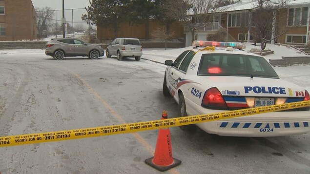 Photo d'une voiture de police et d'une bande jaune bloquant la circulation près de l'école. Photo d'une voiture de police et d'une bande jaune bloquant la circulation près de l'école.
