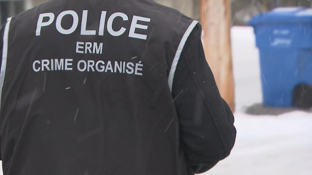 Un policier de l'escouade de dos.