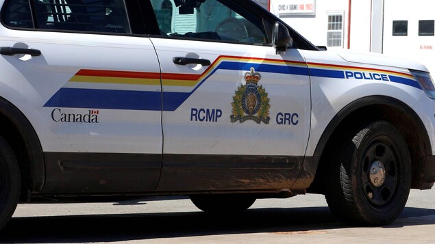 Un véhicule de la GRC stationné.