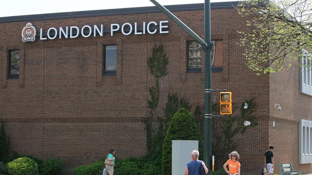 La police de London élabore une nouvelle politique concernant les personnes trans - Vimarsana News