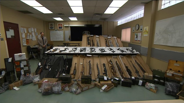 La police de Longueuil a exhibé l'arsenal découvert dans le domicile d'Hugo Bernard. La police de Longueuil a exhibé l'arsenal découvert dans le domicile d'Hugo Bernard.