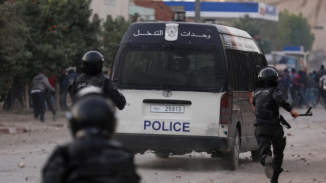 Des policiers chargent des manifestants. Des policiers chargent des manifestants.