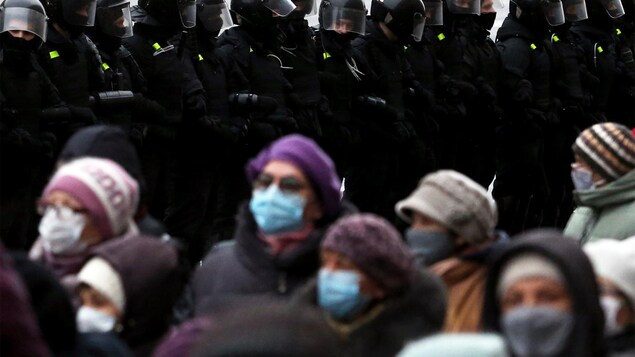 Des policiers et des manifestants dans la rue.