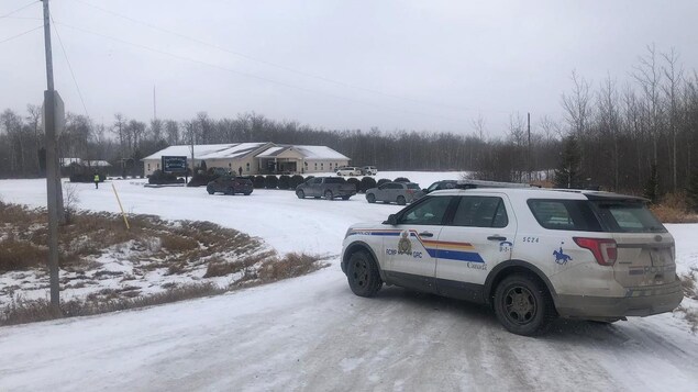 Un VUS de la GRC bloque une route qui donne accès à une église.
