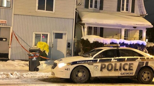 Une voiture de police dans la rue Saint-Joseph à Gatineau.