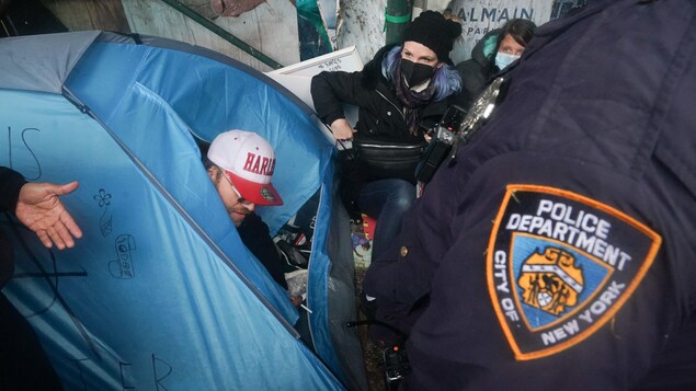 Des policiers de New York interagissent avec des sans-abris.