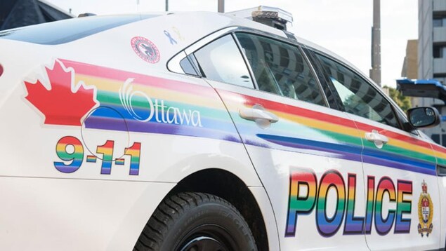 Une voiture de police aux couleurs de la fierté gaie, à Ottawa.