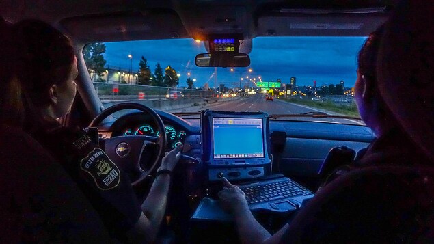 Les policières Cyndi Paré et Julie Marcotte prennent place dans une voiture de patrouille du Service de police de la Ville de Québec Les policières Cyndi Paré et Julie Marcotte prennent place dans une voiture de patrouille du Service de police de la Ville de Québec