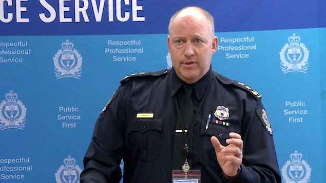 Evan Bray, chef du Service de police de Regina, en point de presse.