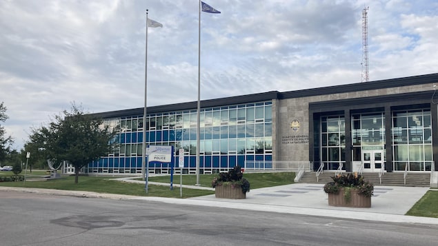 Façade de l'édifice de la police.