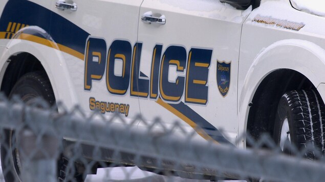 Une voiture du Service de police de Saguenay est à l'arrêt.