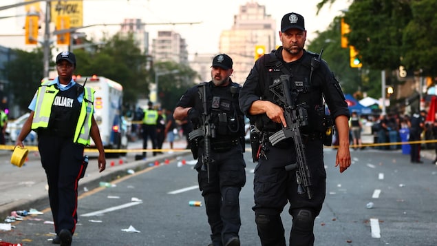 Des policiers marchent.