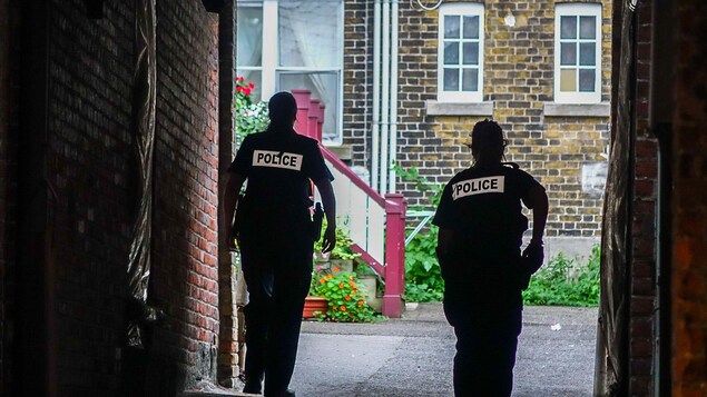 Deux agentes du Service de police de la Ville de Québec (SPVQ) se rendent sur les lieux d'une intervention dans le Vieux-Québec. Deux agentes du Service de police de la Ville de Québec (SPVQ) se rendent sur les lieux d'une intervention dans le Vieux-Québec.