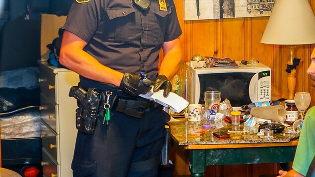 Un policier du SPVQ prend des notes lors d'une intervention dans un appartement du Vieux-Québec Un policier du SPVQ prend des notes lors d'une intervention dans un appartement du Vieux-Québec