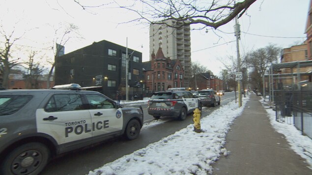 Un dispositif policier au 251 rue Sherbourne Est à Toronto