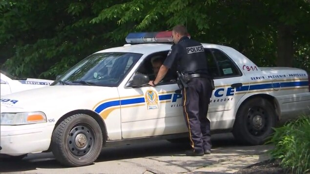 Des policiers à la résidence où a été découvert le garçon dans une piscine à Sherbrooke