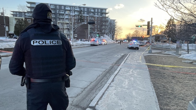 Un policier sur le bord d'une rue.