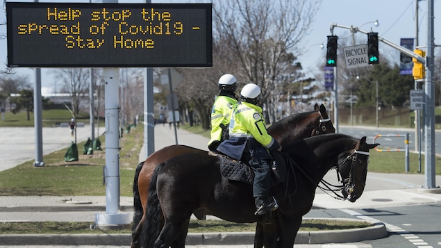 Deux policiers à cheval à Toronto.