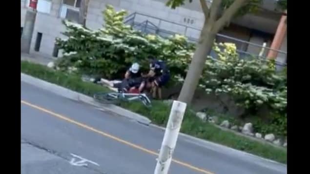 Cycliste plaqué au sol pour un stop : pas d’accusation contre la police à Toronto
