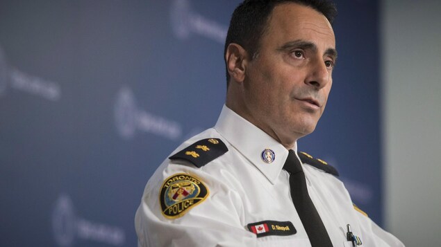 Photo d'un homme portant un uniforme de police blanc Photo d'un homme portant un uniforme de police blanc