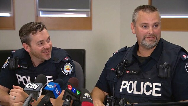 Le portrait de deux policiers