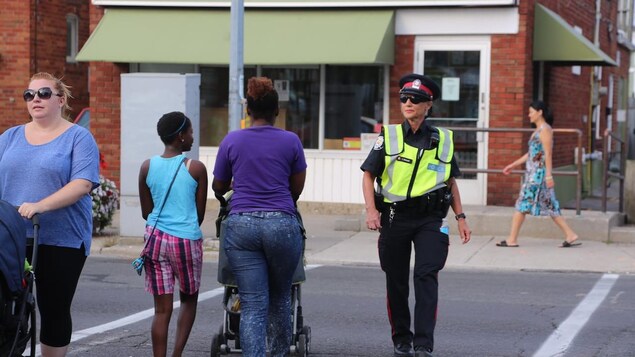 Des Torontois déplorent le redéploiement de policiers communautaires