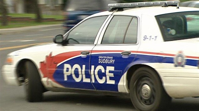Une auto-patrouille de la police du Grand Sudbury circule dans la rue.