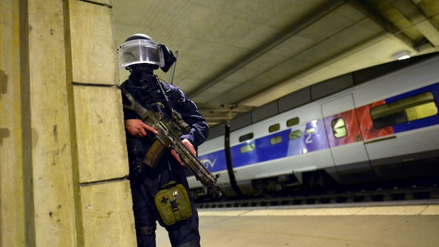 Un membre du Groupe d'intervention de la gendarmerie nationale lors d'un exercice antiterroriste à la gare Montparnasse, à Paris, en avril 2016. Un membre du Groupe d'intervention de la gendarmerie nationale lors d'un exercice antiterroriste à la gare Montparnasse, à Paris, en avril 2016.