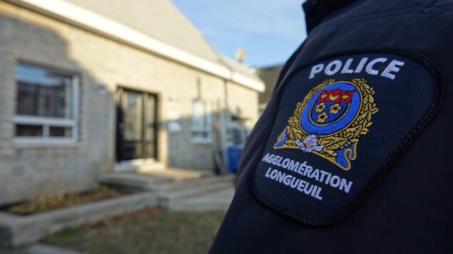 L'écusson de la police de Longueuil sur l'uniforme d'un policier.