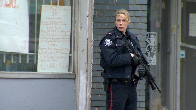 Intervention policière avec une arme d'assaut, à Toronto, en 2016. Intervention policière avec une arme d'assaut, à Toronto, en 2016.