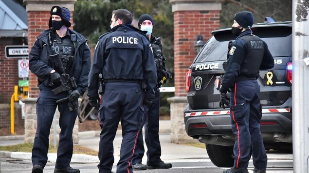 Des policiers tiennent des armes à feu