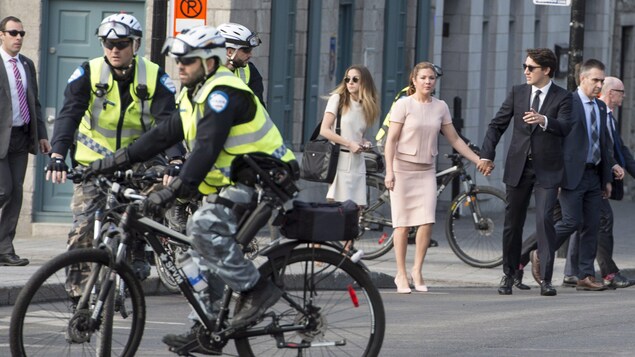Des policiers du SPVM patrouillent à vélo alors que le premier ministre du Canada, Justin Trudeau, et son épouse, Sophie Grégoire-Trudeau, se rendent à un événement. Des policiers du SPVM patrouillent à vélo alors que le premier ministre du Canada, Justin Trudeau, et son épouse, Sophie Grégoire-Trudeau, se rendent à un événement.