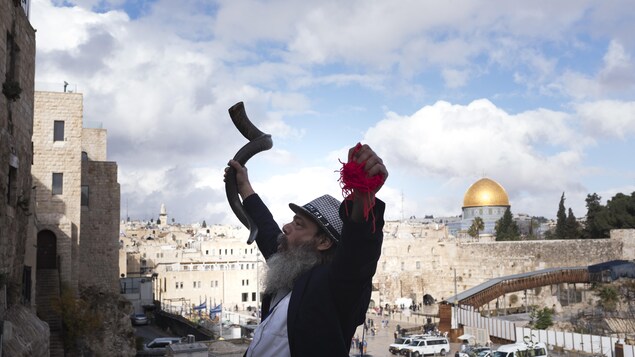 Un juif ultra-orthodoxe, chofar à la main, à Jérusalem. Un juif ultra-orthodoxe, chofar à la main, à Jérusalem.