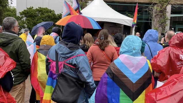 Une manifestation sous la pluie de la communauté 2SLGBTQIA+.