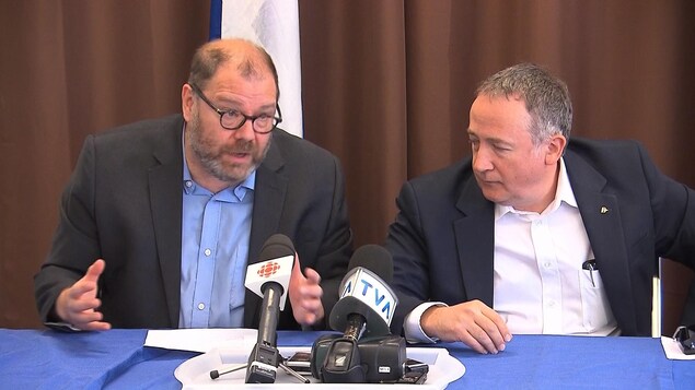 Le député et président du Bloc québécois, Mario Beaulieu (gauche), en conférence de presse. Le député et président du Bloc québécois, Mario Beaulieu (gauche), en conférence de presse.